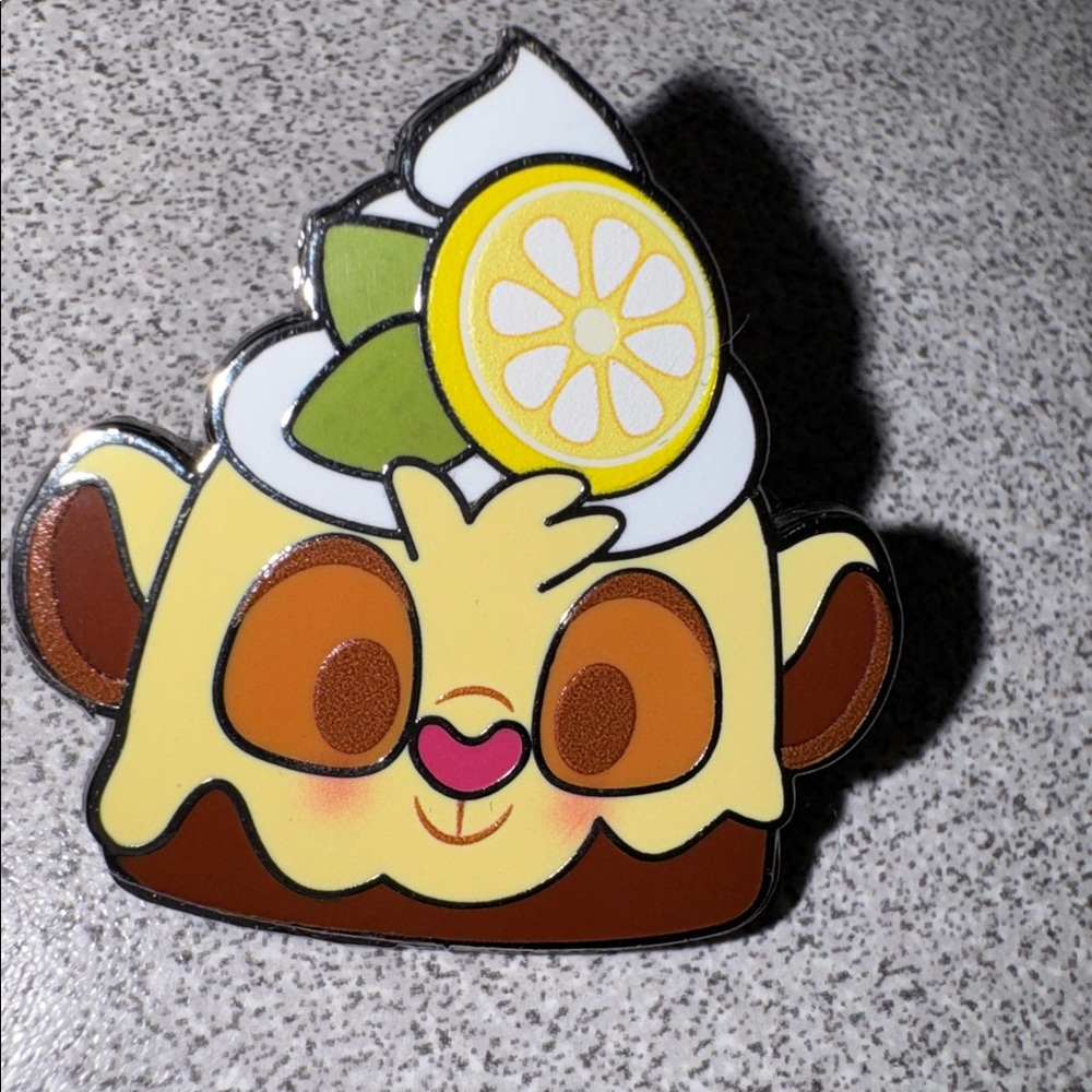 Disney Munchlings Simba Lemon Chocolate Cake trading pin from Series 2 2023.